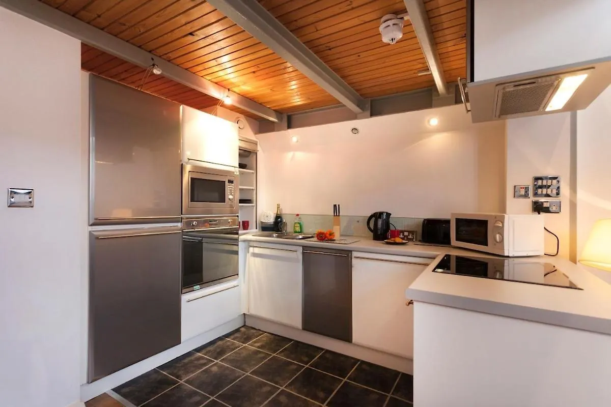 By Motorpoint Arena And Victoria Centre - City Centre - New York Style 2 Bedroom Apartment With 6 Proper Beds - Most Central Location - Two Bathrooms And Full Kitchen In Thurland Street
