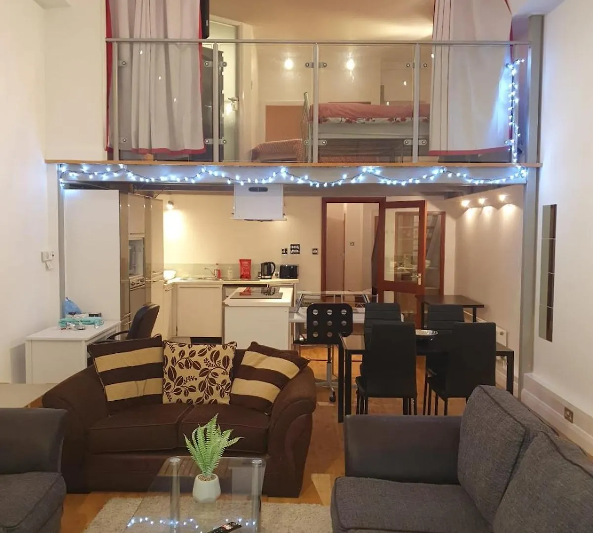 By Motorpoint Arena And Victoria Centre - City Centre - New York Style 2 Bedroom Apartment With 6 Proper Beds - Most Central Location - Two Bathrooms And Full Kitchen In Thurland Street