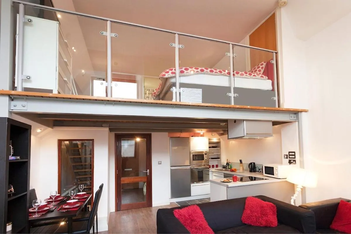 By Motorpoint Arena And Victoria Centre - City Centre - New York Style 2 Bedroom Apartment With 6 Proper Beds - Most Central Location - Two Bathrooms And Full Kitchen In Thurland Street