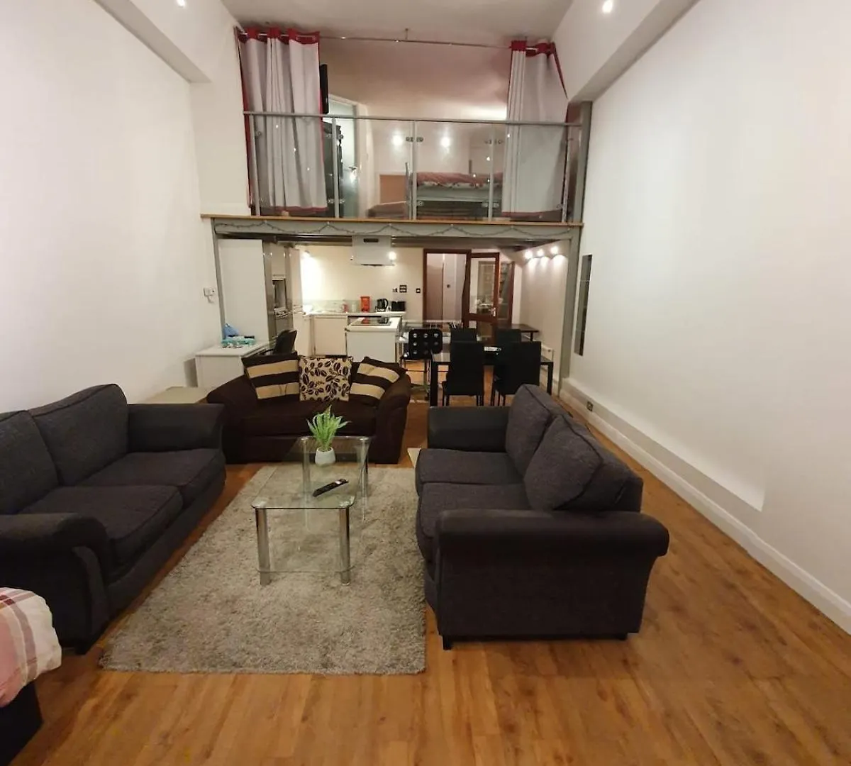 By Motorpoint Arena And Victoria Centre - City Centre - New York Style 2 Bedroom Apartment With 6 Proper Beds - Most Central Location - Two Bathrooms And Full Kitchen In Thurland Street